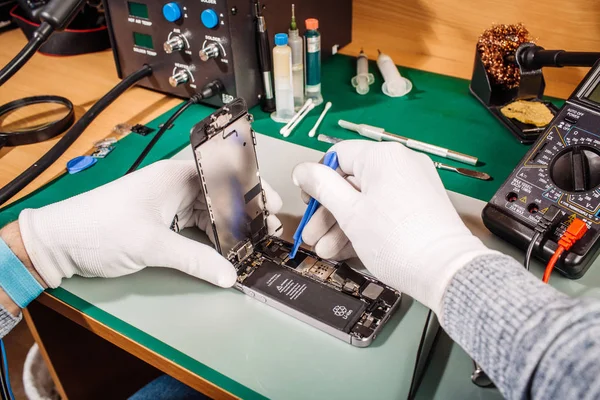 Técnico reparando celulares